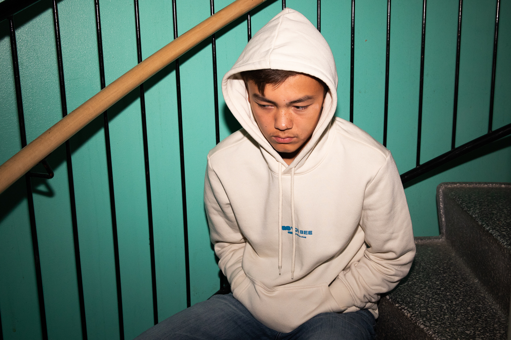 Två personer som håller om varandra. Illustration.