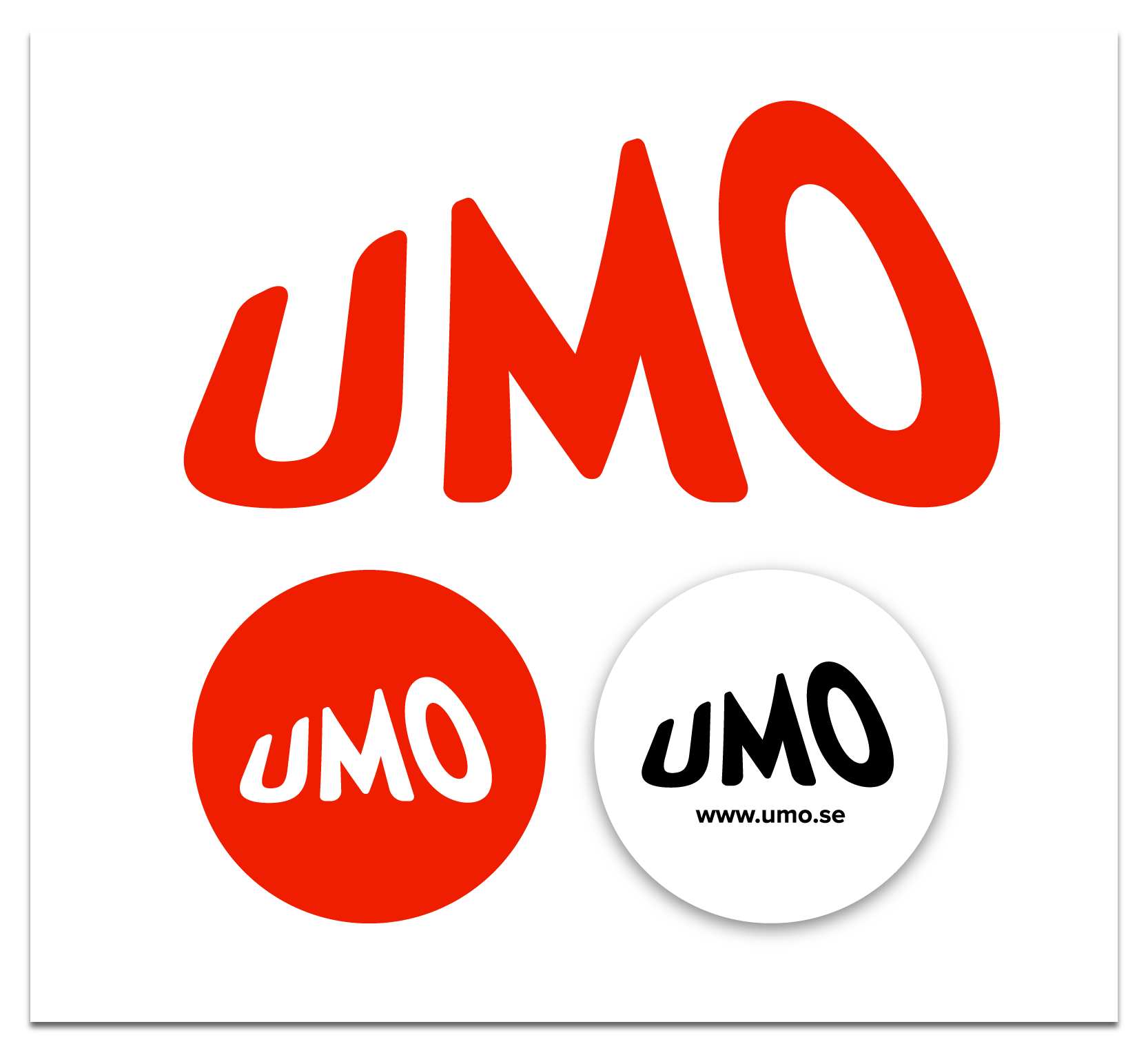 UMO-loggan i röd text med vit bakgrund, med vit text och röd bakgrund och med  svart text och vit bakgrund. 