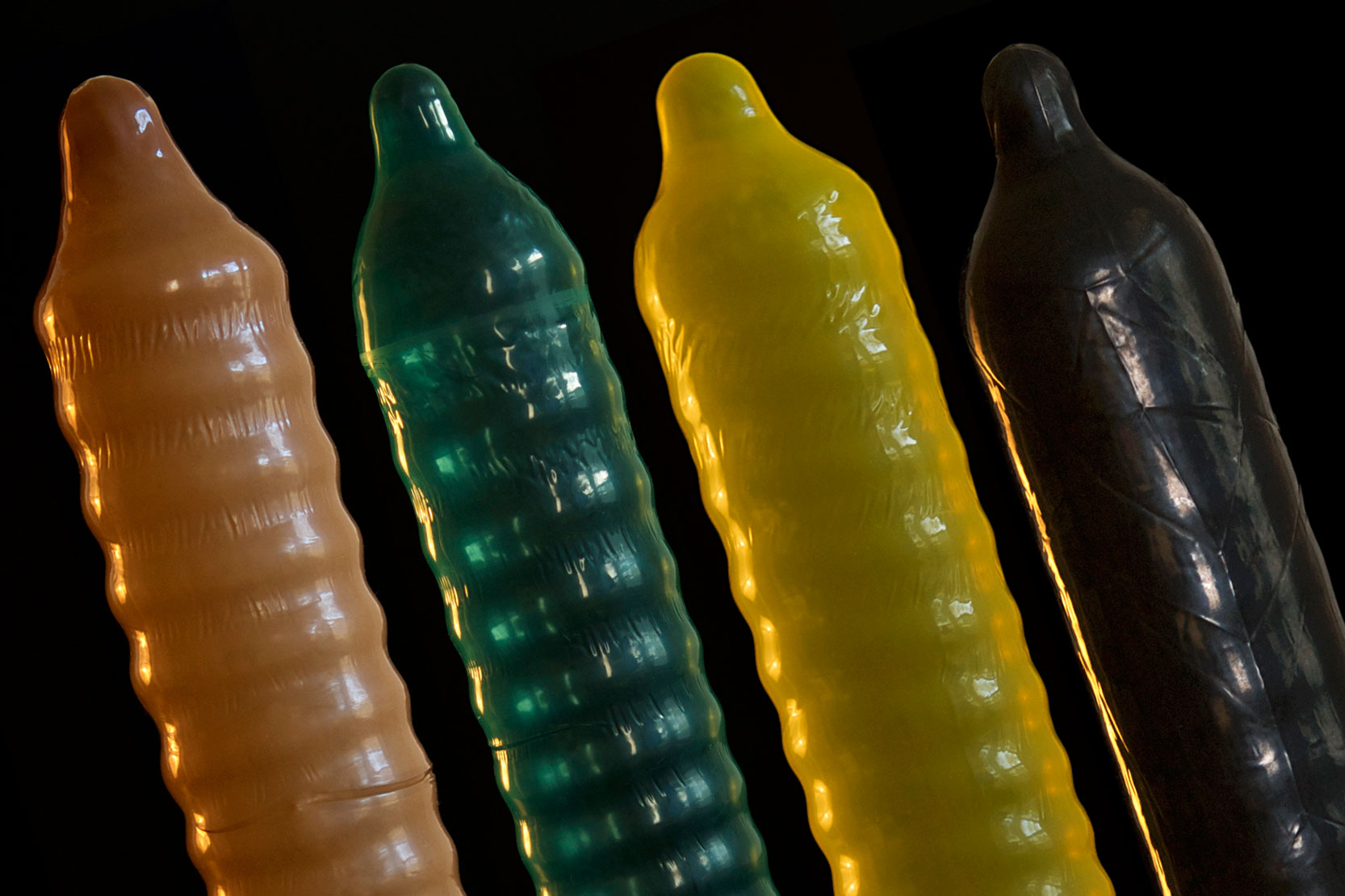 Kondomer i olika färger. Fotografi. 