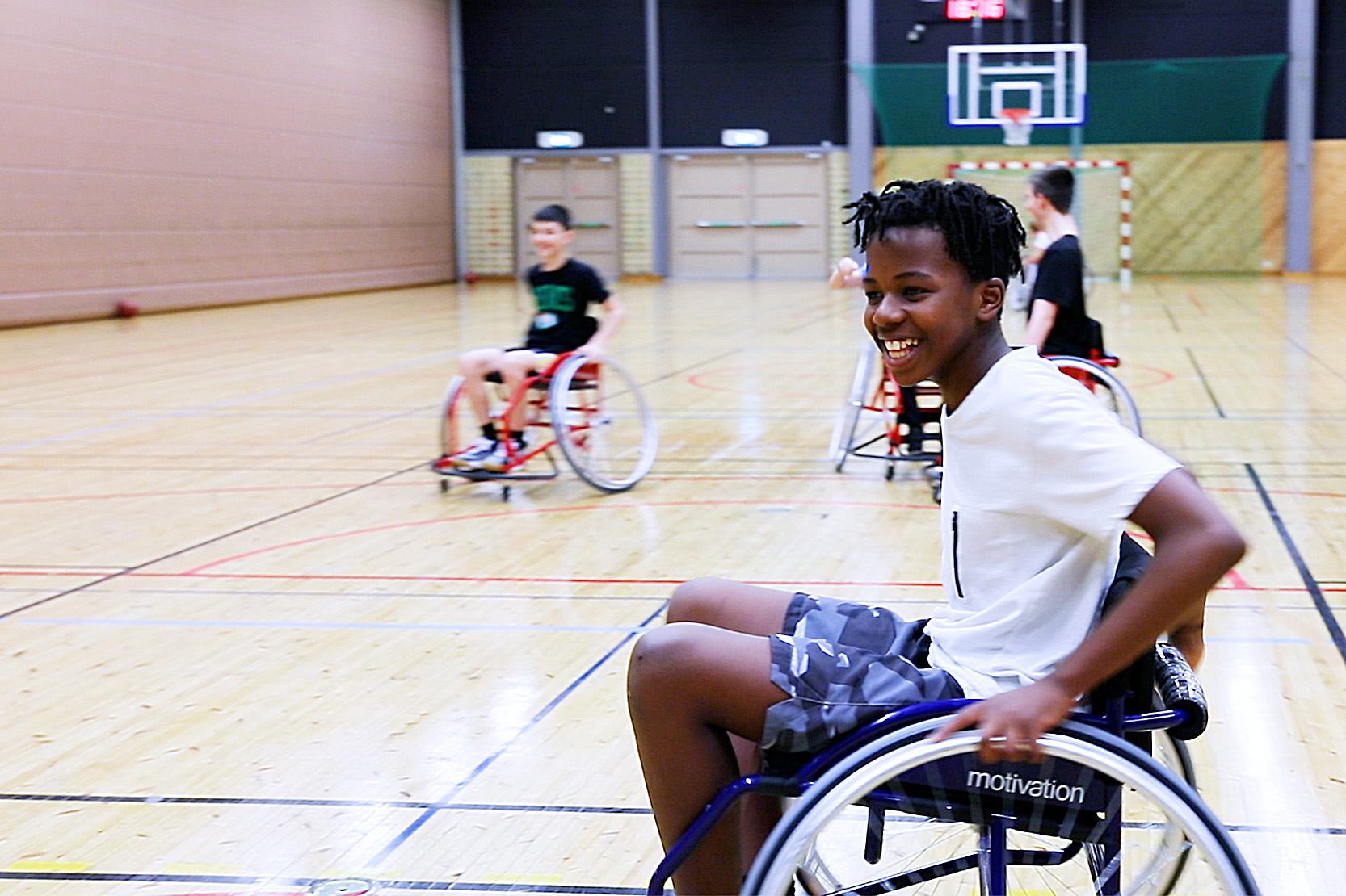 Personer som spelar rullstolsbasket.