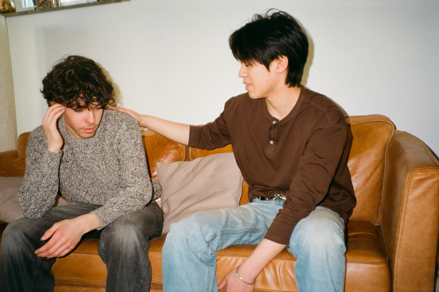 Person som tröstar en annan person.