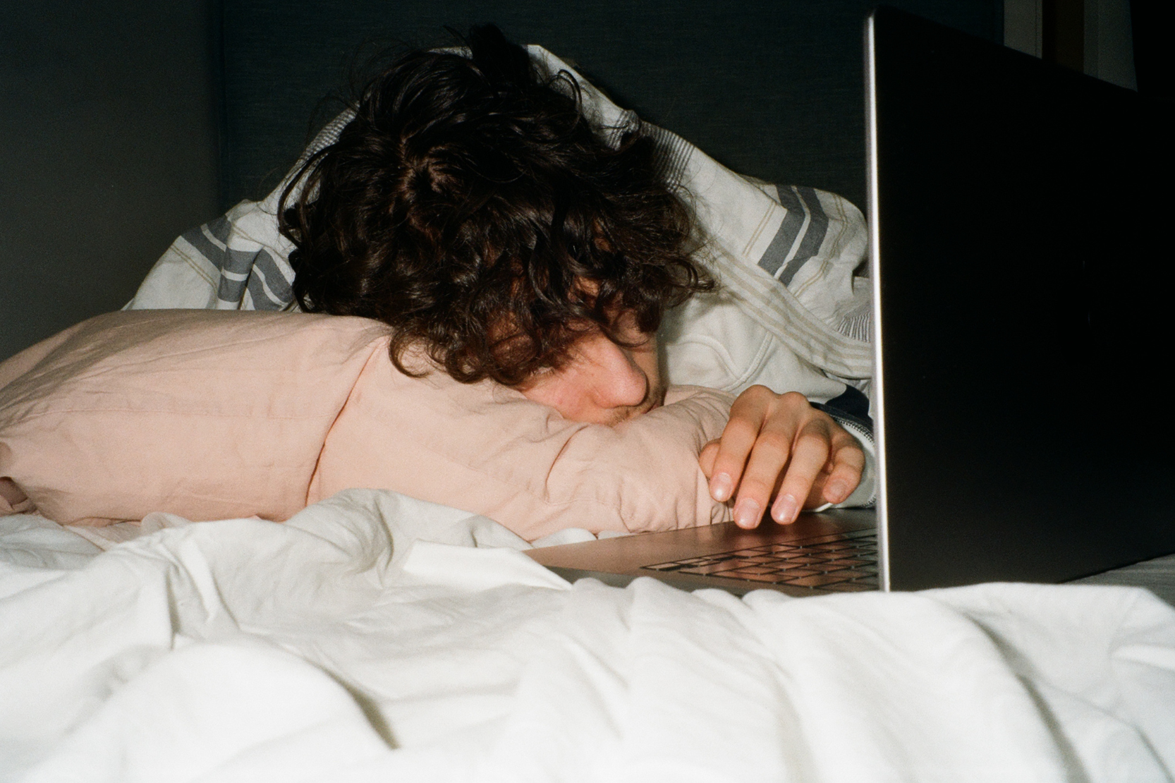 En person med bekymrad min.