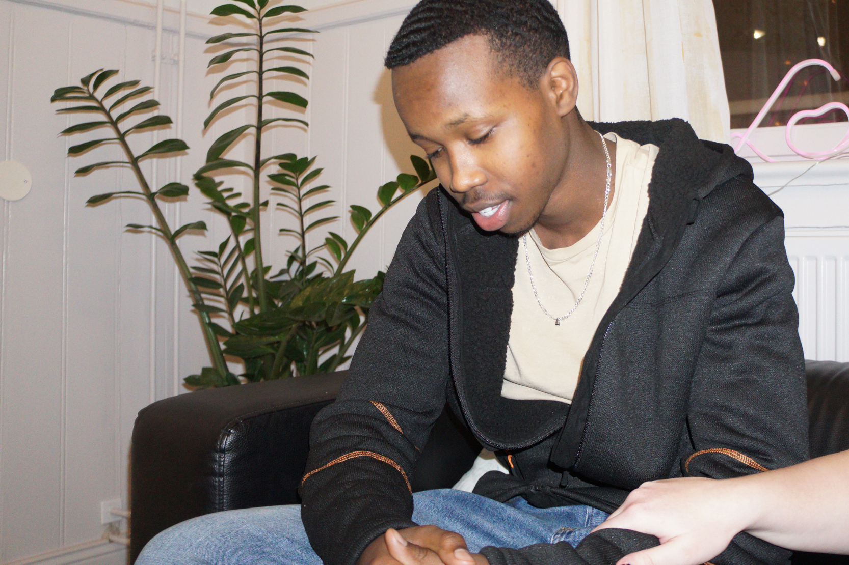 Person som sitter i en soffa och ser ledsen ut.