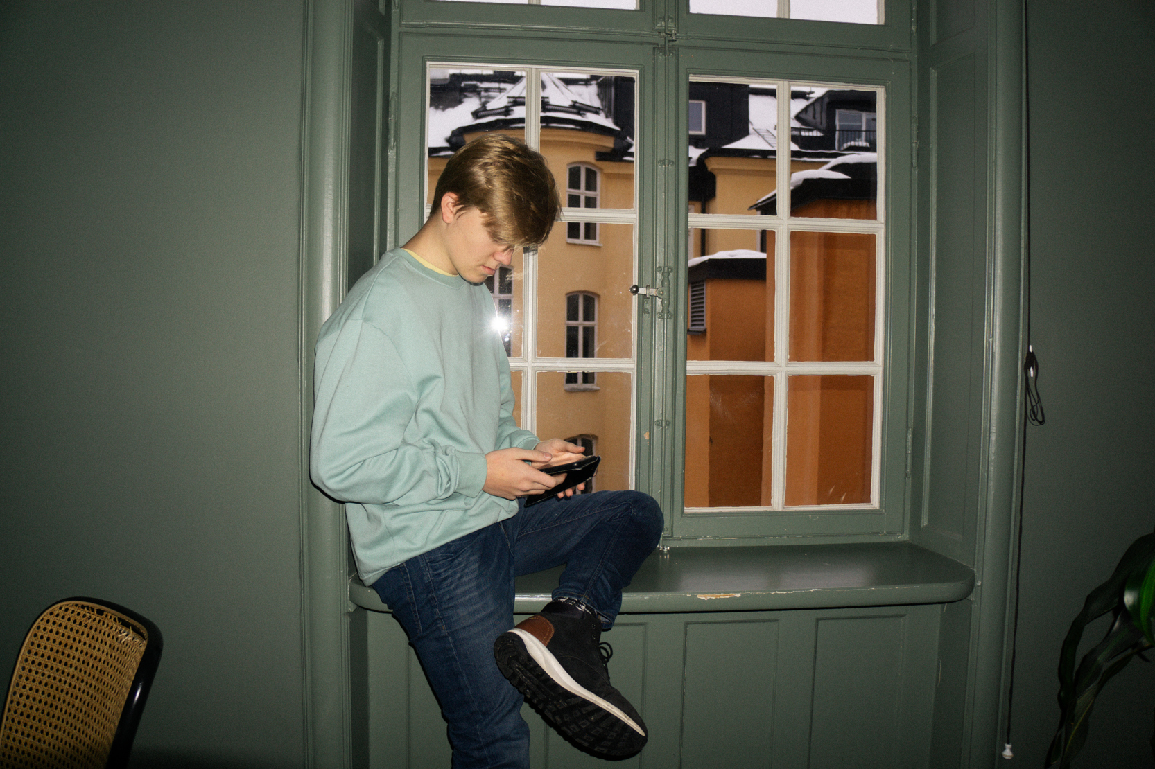 Det är olagligt att ge någon ersättning för sex eller att köpa sexuella bilder av någon under 18 år.