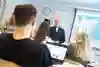 Elever i ett klassrum sedda bakifrån