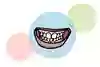 En mun med tänder och tandkött synligt, illustration.