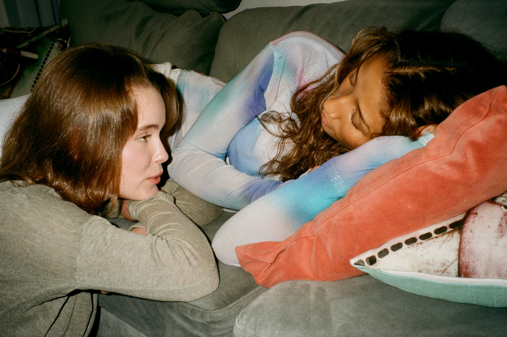 Två personer som kramar varandra.