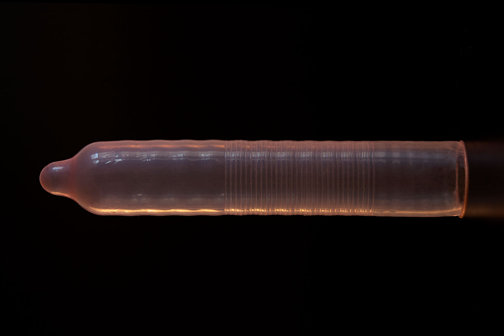 En kondom med räfflor. Fotografi. 