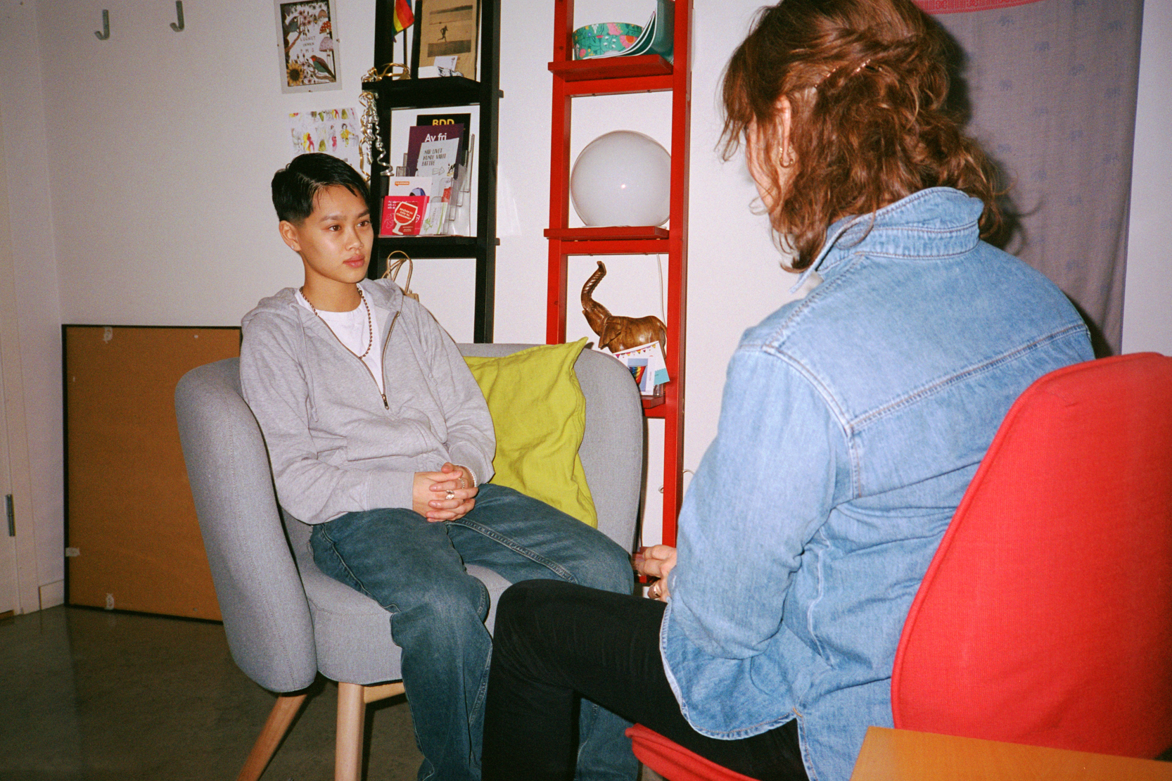 En person sitter och pratar hos en psykolog eller kurator.