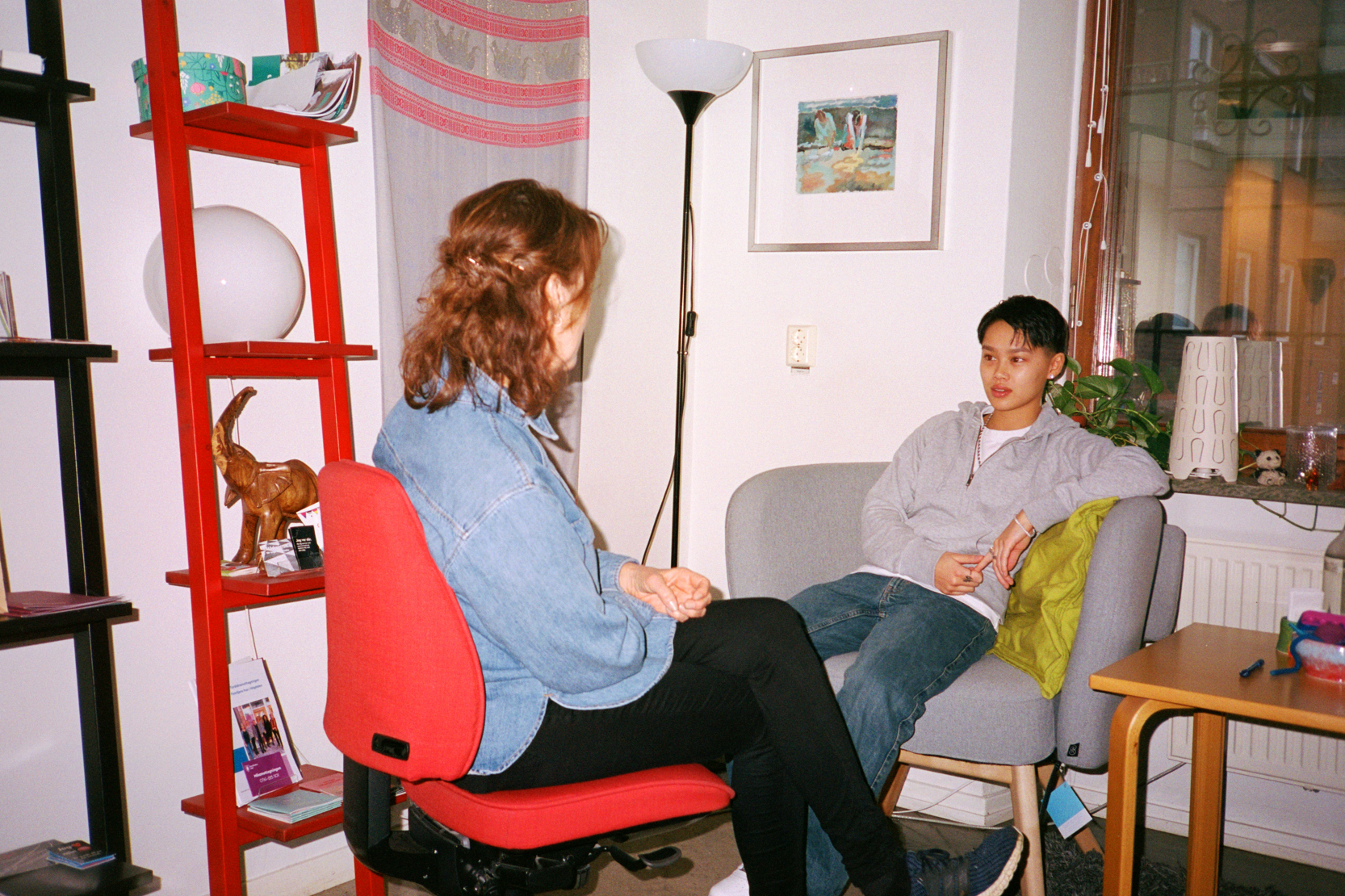 En person stöttar en annan som ser ut att ha det jobbigt. Illustration