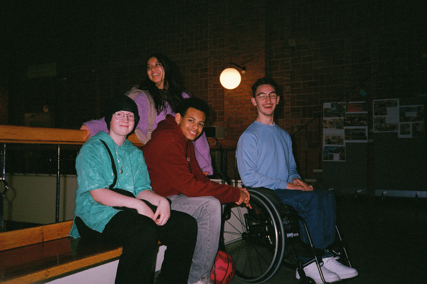 Några unga sitter och umgås