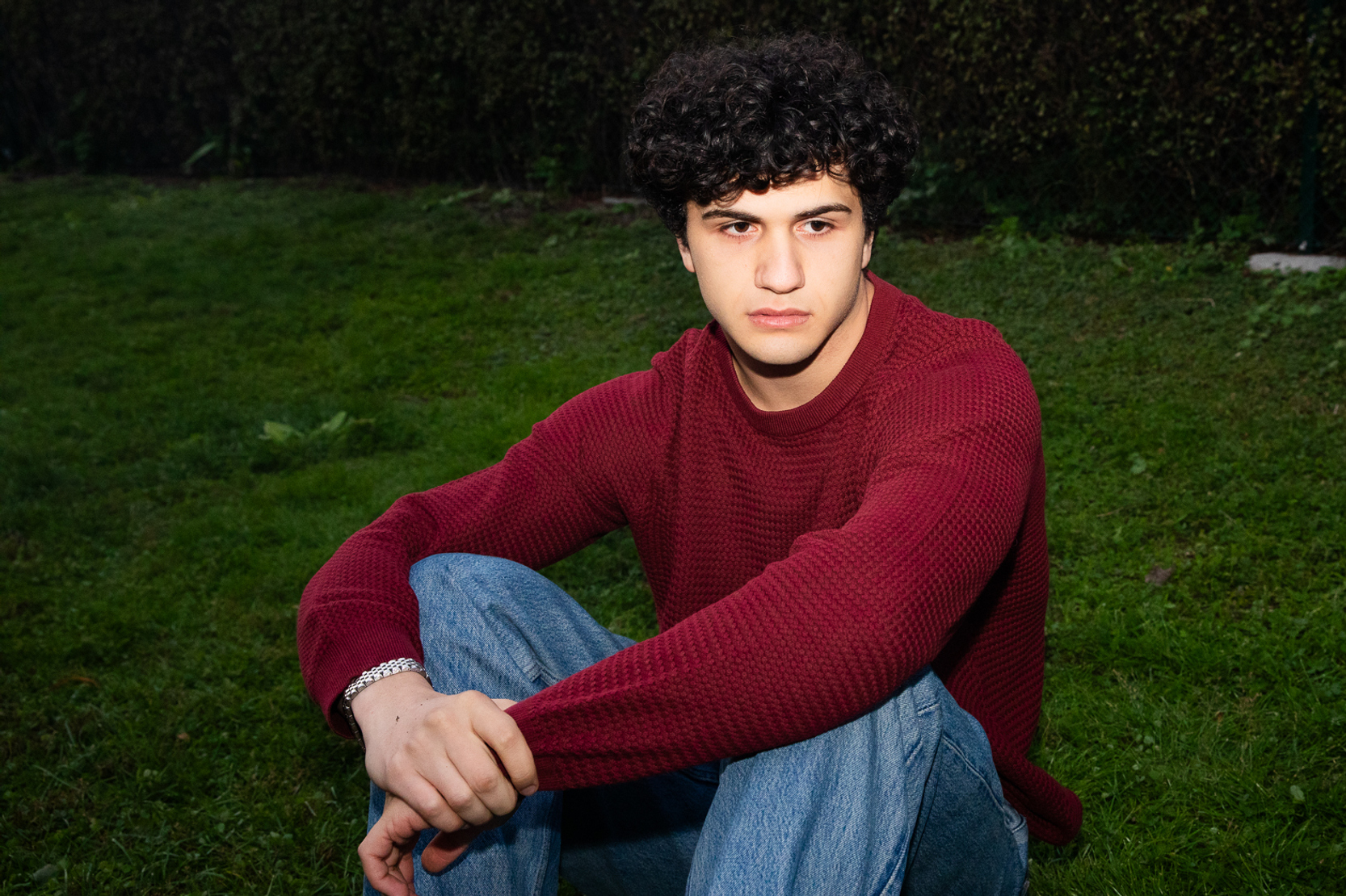 Person som sitter ihopkrupen på huk och ser väldigt ledsen ut. Illustration.