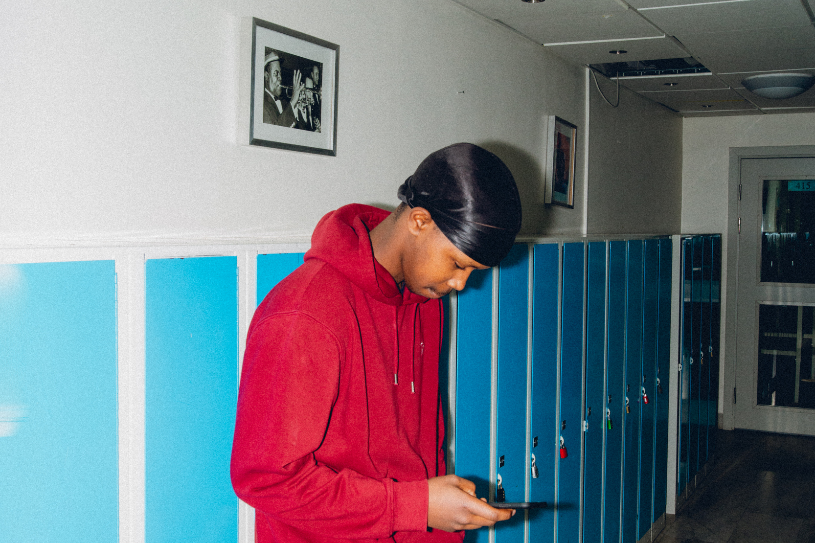 Person som tittar ner i mobilen