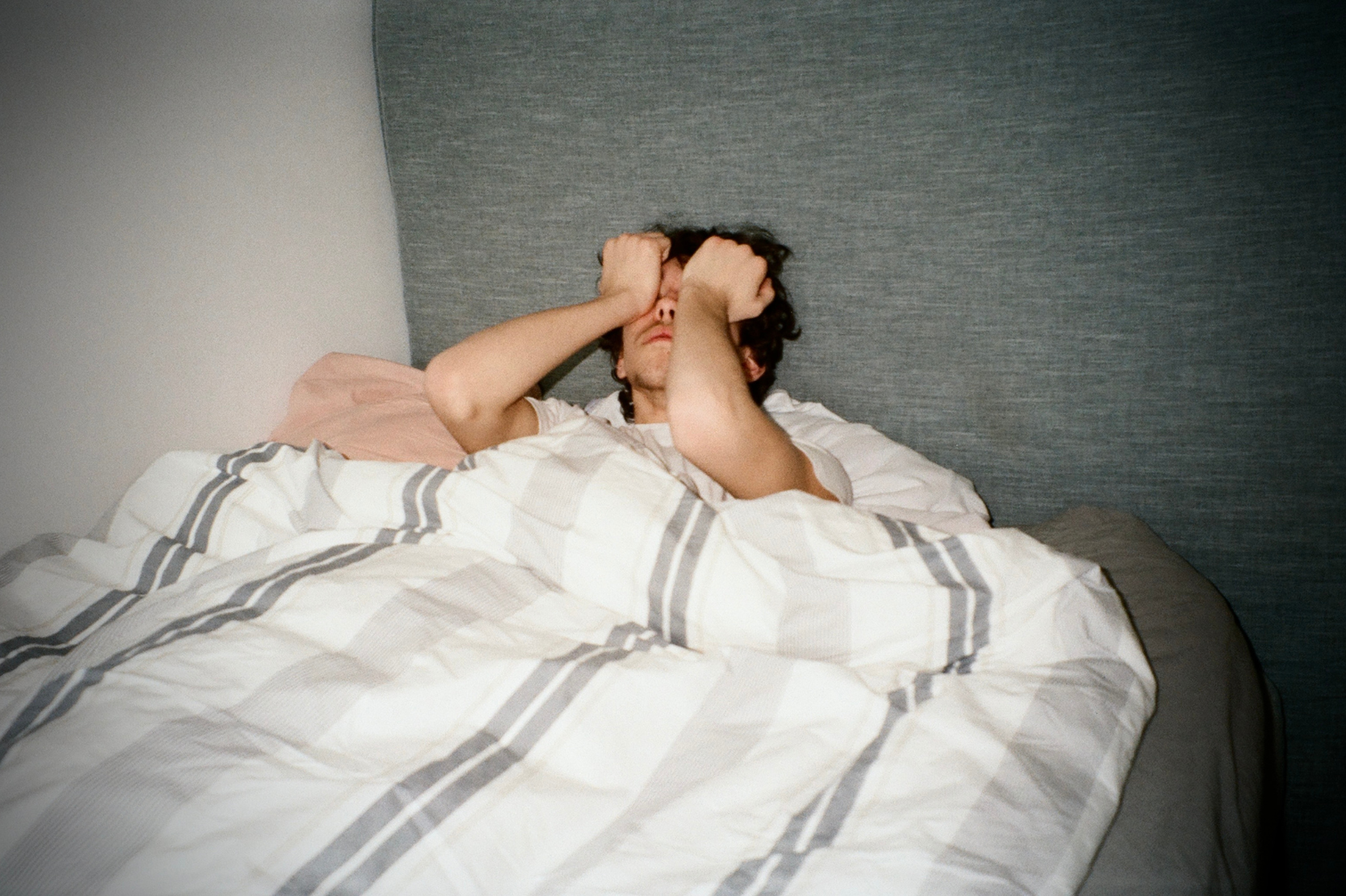 En person som håller på att vakna.