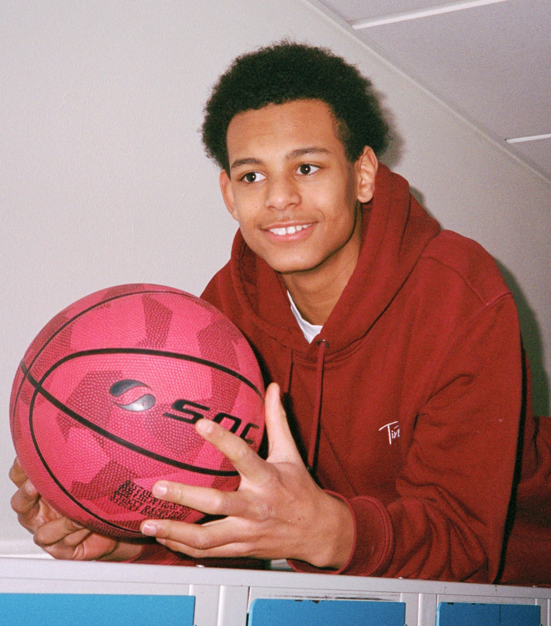 En person som håller i en basketboll.