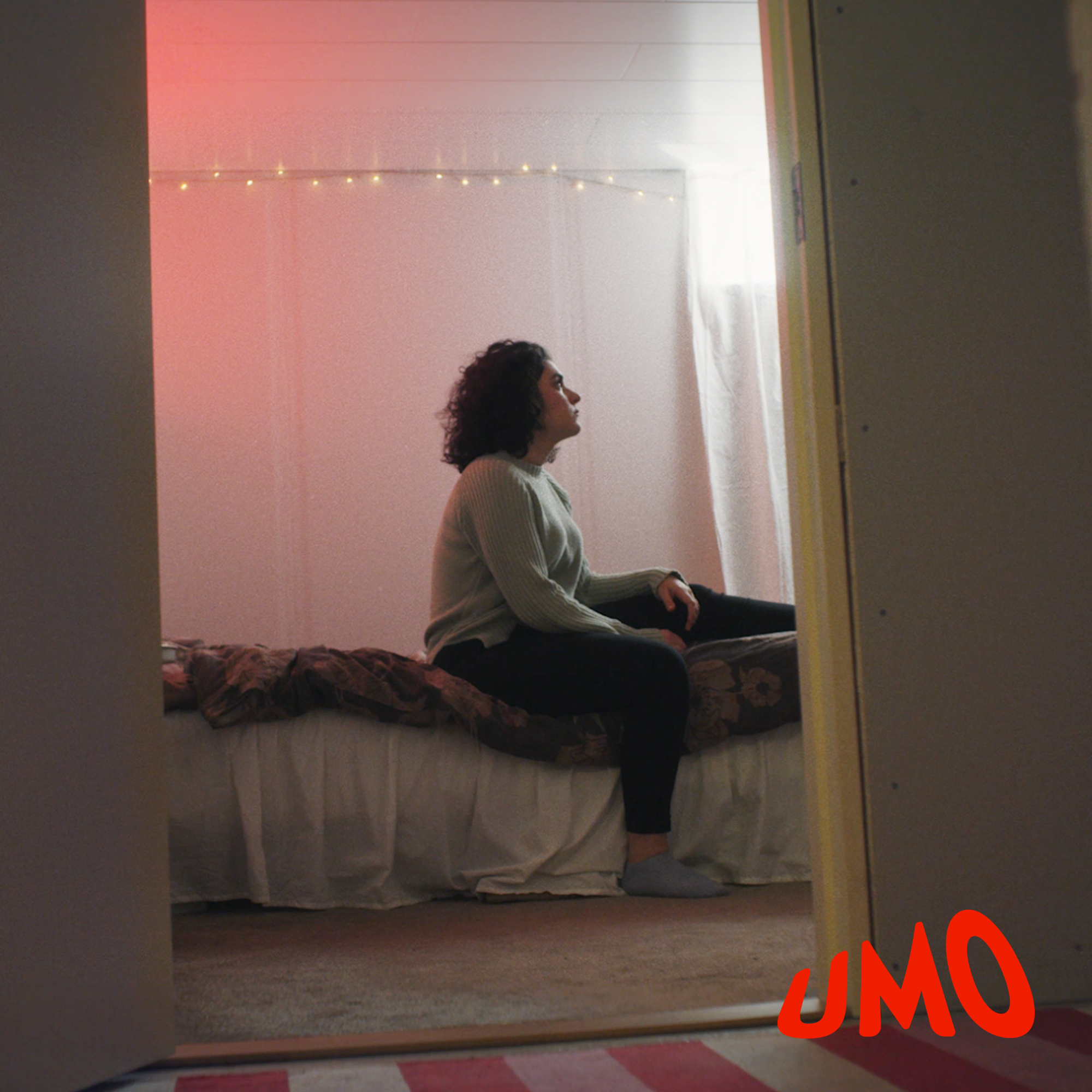 Bild från kampanjfilm flicka på säng