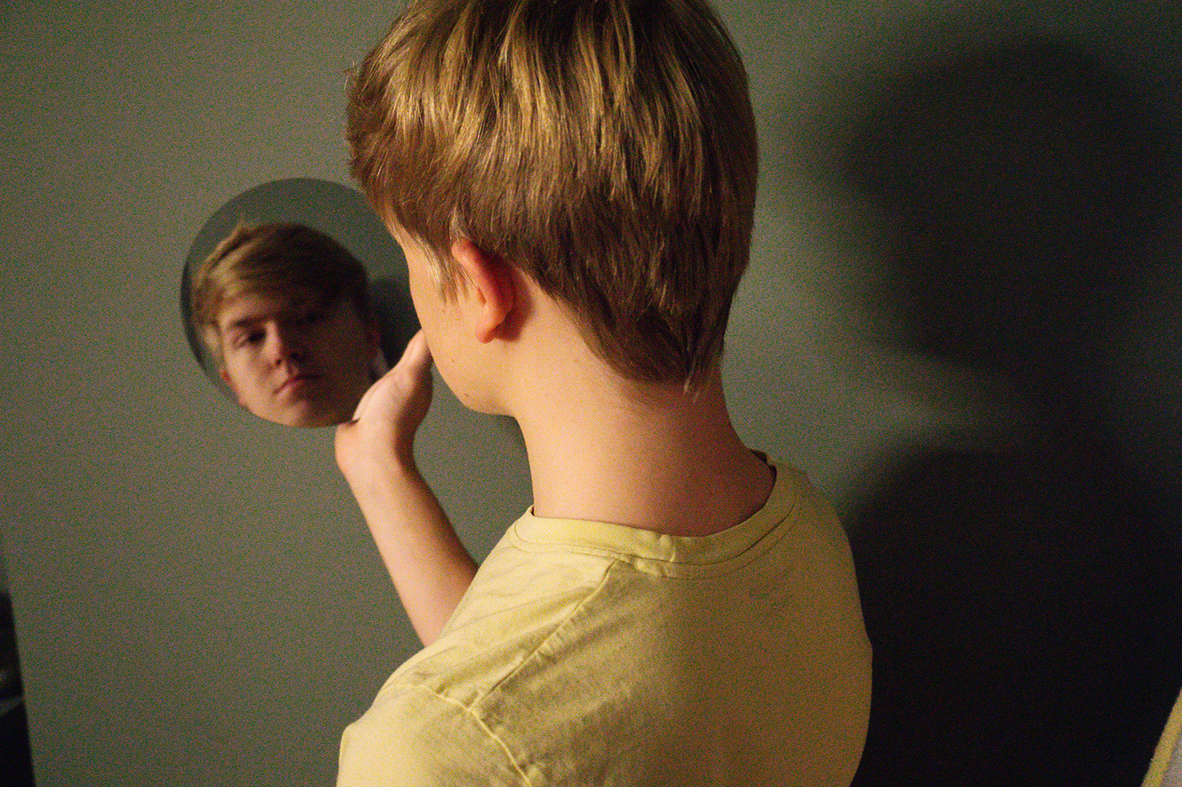 Person tittar sig i spegeln.